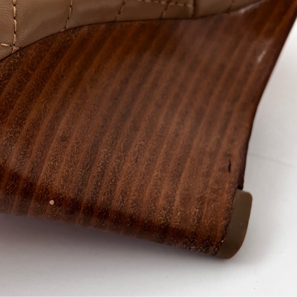 Tory Burch 7.5 Kaitlin Tan Gold Quilted Wedge Shoes - Picture 11 of 13